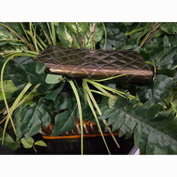 Pristine Condition Chanel Striated Iridescent Patent Leather Zippy Wallet - Picture 7 of 11